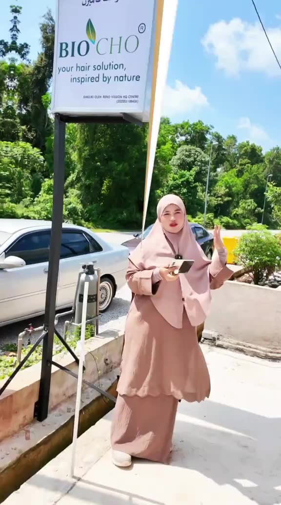 Nak rambut panjang tapi bebas kusut? 🌿 Rahsianya ialah Olive Hair Oil! Minyak zaitun asli ini kaya dengan vitamin E dan antioksidan yang membantu menyuburkan akar rambut, menguatkan helaian, dan merangsang pertumbuhan semula jadi. 💆‍♀️ Teksturny...