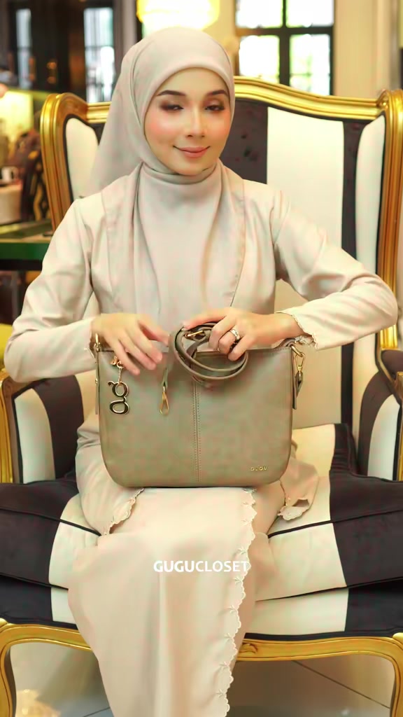 Melor Slingbag ialah penyelesaian paling pantas untuk korang yang mahu kekal bergaya effortless setiap hari kerana rekaannya yang ringkas namun nampak eksklusif dengan material PU leather berkualiti tinggi yang tegap dan tahan lasak. ✨👜 . Tampilk...