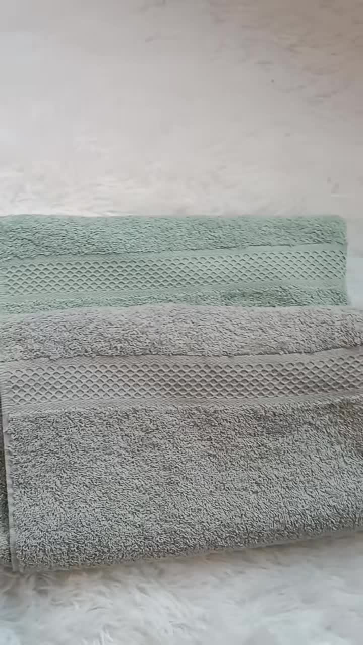 December is the month of giving 🎄 get this towel as a gift for your friends and family 🎁          #christmas #monthofgiving #present #giftideas #gift #christmasgiftideas #towel #bathtowel