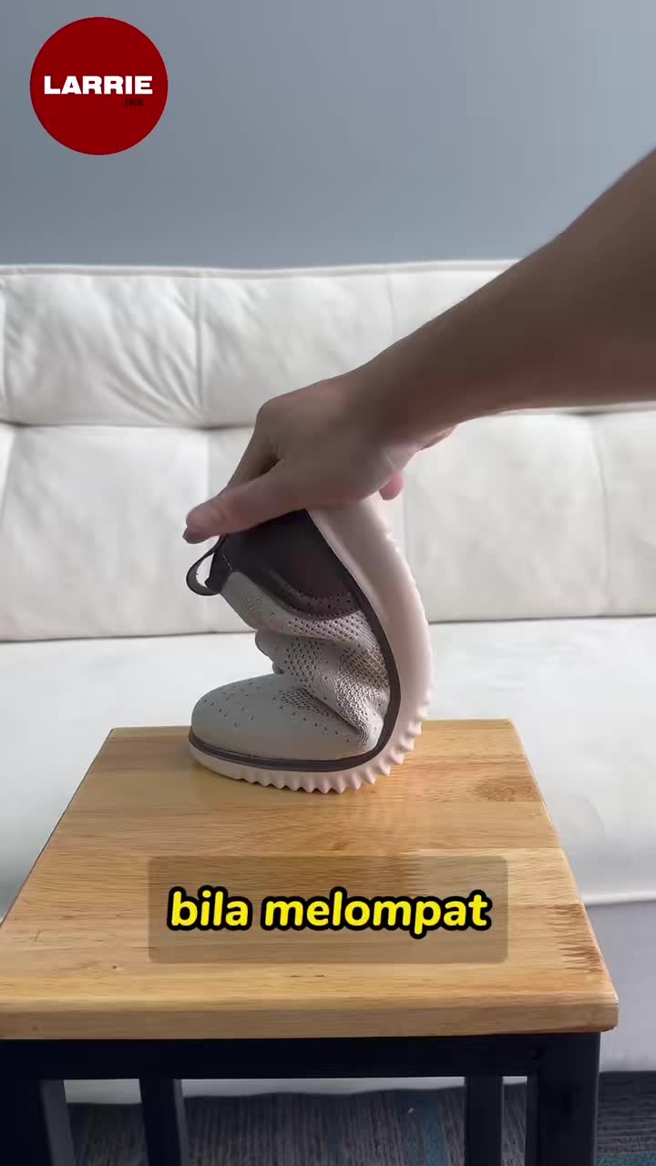Kasut yg blh matching outfit,pakai pun selesa.Itulah Kasut Larrie dlm video kita.Korang mesti nk grab lepas habis tngok video      #larriemen #fyp #casualshoes #sneakerlelaki