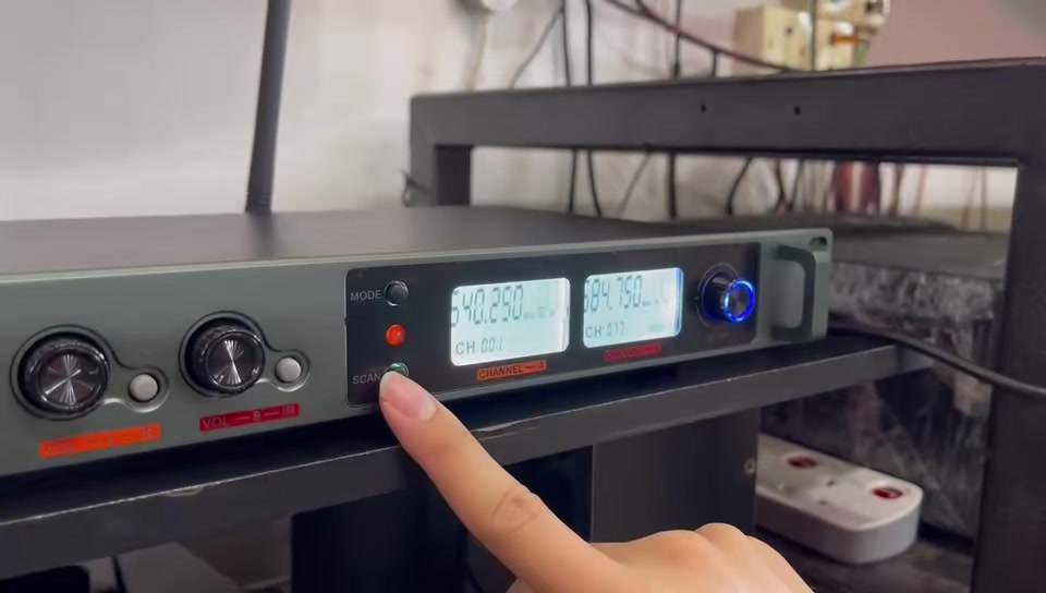 Ampaudio UHF Wireless Mic U7HH testing   #ampaudio #wirelessmicrophone