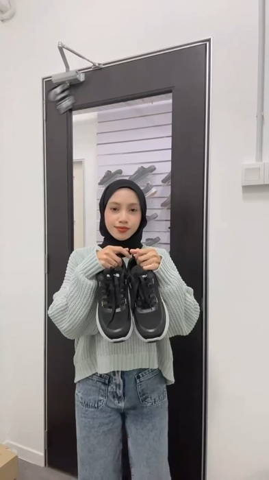 Kenapa kena buat pilihan kalau dengan 1 kasut pon boleh dapat dua-dua🙈#kasutU #runningshoes #fypage #fypシ #fyp