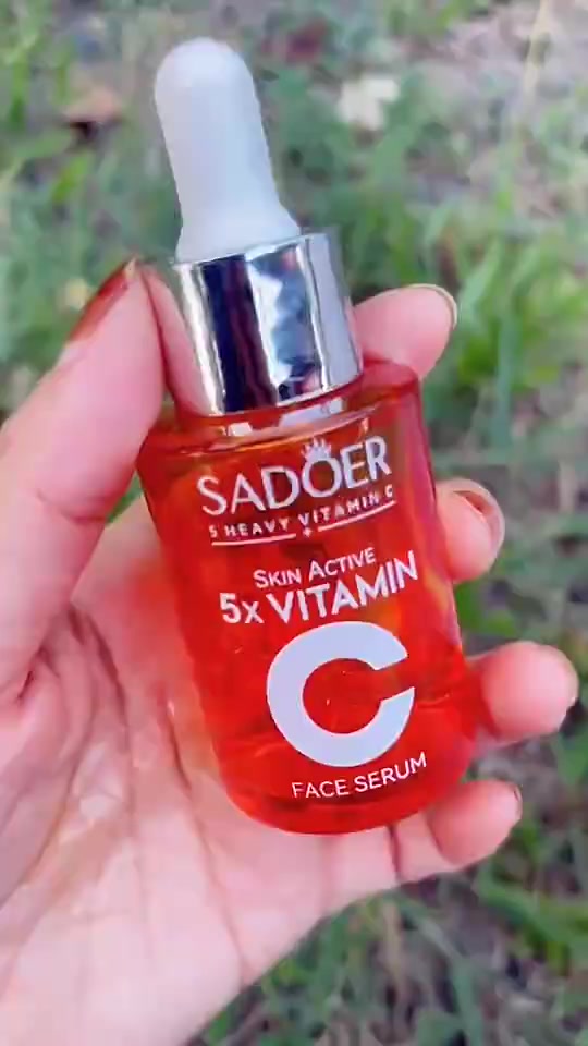 Serum vitamin C membantu cerahkan,pudarkan parut dan lembapkan kulit