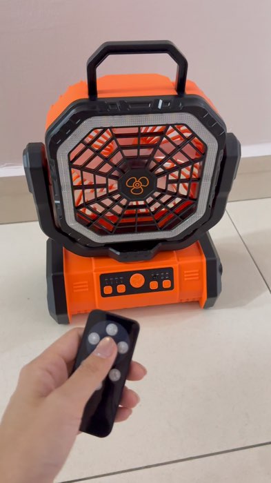 Malaysia sangat panas mesti nak bawa kipas keluar! solar kipas ni sangat baik!👍🏻 boleh dapat angin,lampu,pun boleh jadi powerbank charging phone!😍