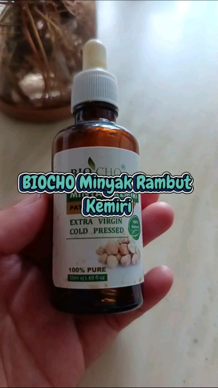 Rahsia penjagaan rambut tradisional dalam satu botol! 🌿 Minyak Kemiri BIOCHO membantu mengekalkan kelembapan rambut agar kelihatan lebih sihat