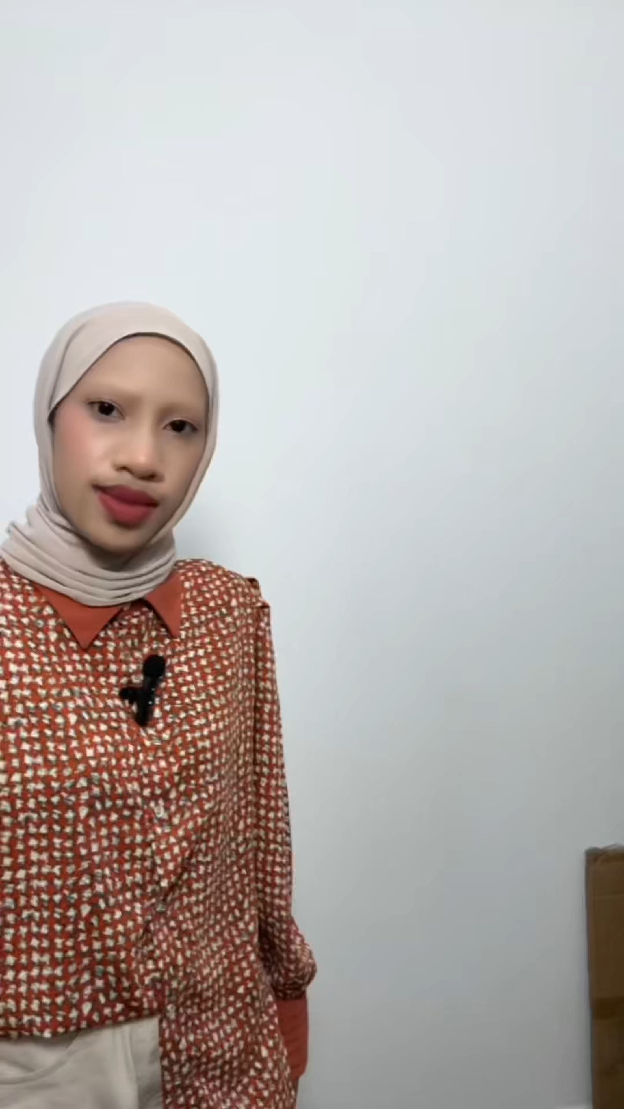 HAA DENGAR TU😤 Tapak licin ni berisiko tinggi untuk tergelincir jadi kena laa dapatkan kasut sekolah yang tapak anti-slip#KasutU #fyp #review